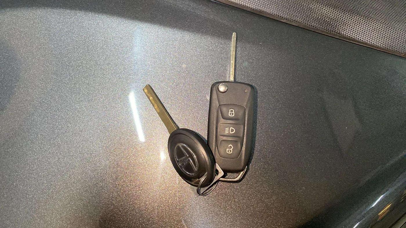 2021 Tata ALTROZ XM PLUS PETROL, Petrol, Manual, 46,291 km, Key Close Up