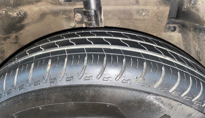 2015 Maruti Swift Dzire VXI, Petrol, Manual, 43,822 km, Right Front Tyre Tread