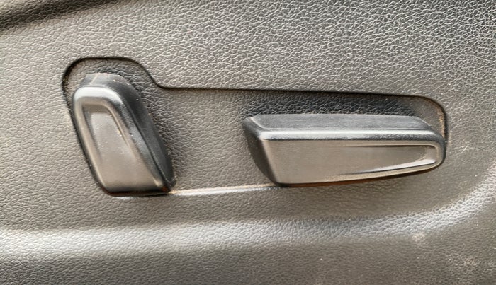 2023 Hyundai ALCAZAR 2.0 SIGNATURE (O) AT 7STR, Petrol, Automatic, 28,041 km, Driver Side Adjustment Panel