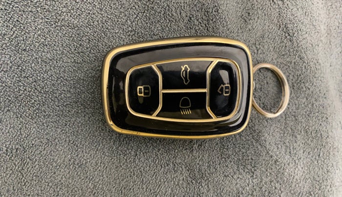 2023 Tata PUNCH ACCOMPLISHED MT, Petrol, Manual, 14,718 km, Key Close Up