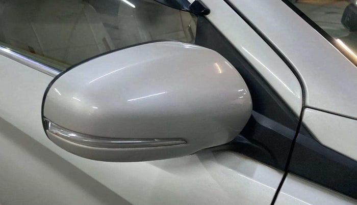 2020 Maruti Ertiga VXI CNG, CNG, Manual, 80,859 km, Right rear-view mirror - Indicator light has minor damage