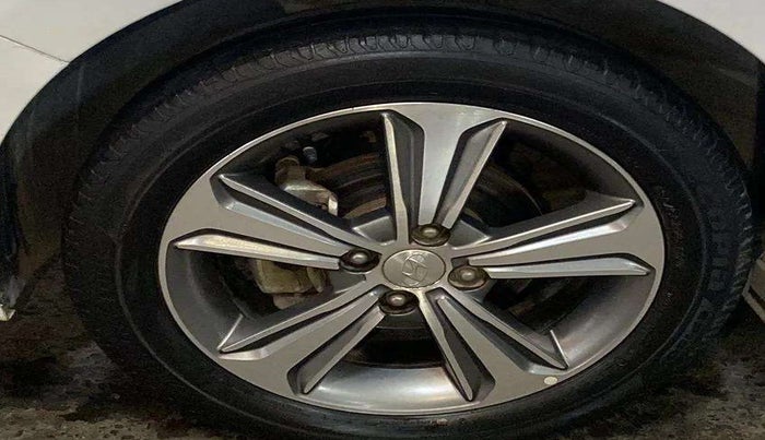 2019 Hyundai Verna 1.6 VTVT SX, Petrol, Manual, 54,250 km, Left front tyre - Minor crack