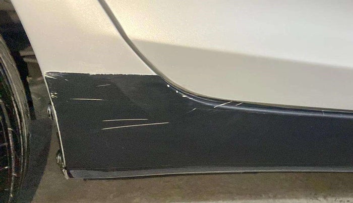 2014 Maruti Swift VXI, Petrol, Manual, 73,798 km, Right running board - Minor scratches