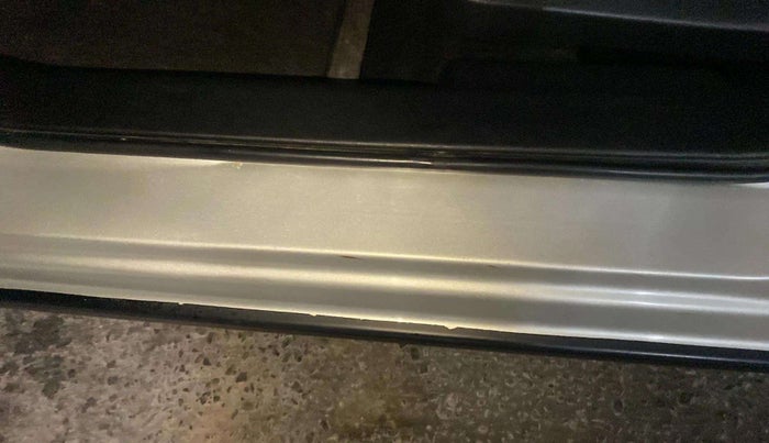 2014 Maruti Swift VXI, Petrol, Manual, 73,798 km, Left running board - Minor scratches