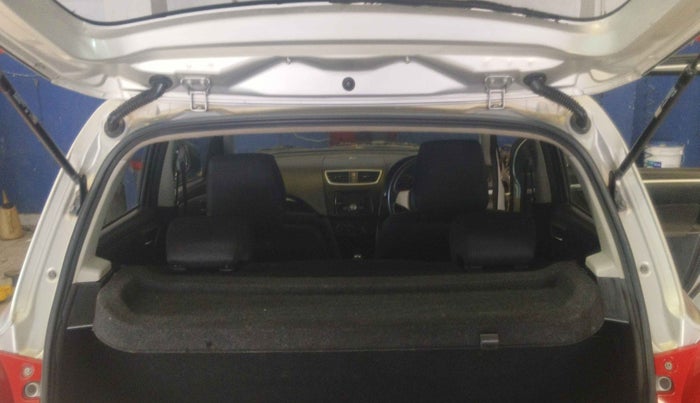 2014 Maruti Swift VXI, Petrol, Manual, 73,798 km, Dicky (Boot door) - Minor scratches
