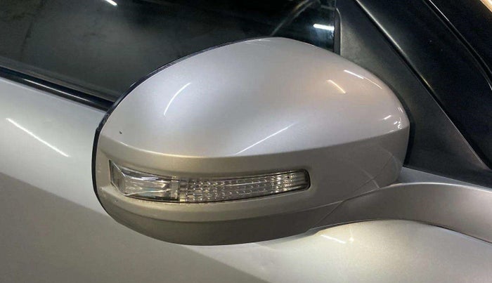 2014 Maruti Swift VXI, Petrol, Manual, 73,798 km, Right rear-view mirror - Indicator light has minor damage