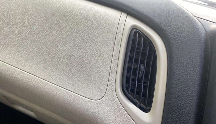 2019 Maruti New Wagon-R VXI 1.2, Petrol, Manual, 32,280 km, AC Unit - Front vent has minor damage