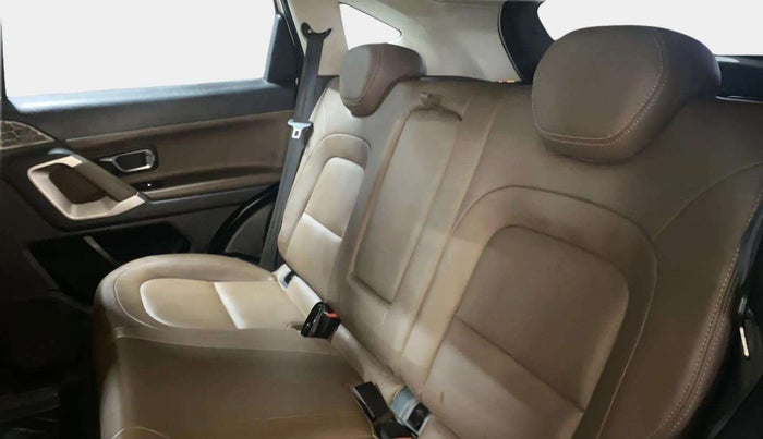 2019 Tata Harrier XZ 2.0L, Diesel, Manual, 1,00,231 km, Right Side Rear Door Cabin