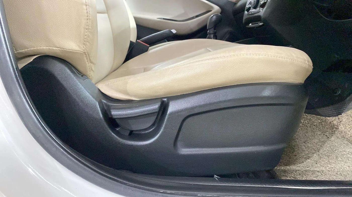 2017 Hyundai Elite i20 ERA 1.2, Petrol, Manual, 16,566 km, Driver Side Adjustment Panel