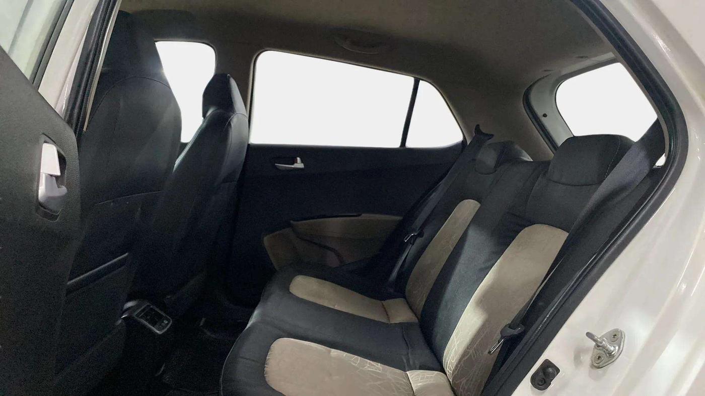 2017 Hyundai Grand i10 SPORTZ (O) AT 1.2 KAPPA VTVT, Petrol, Automatic, 75,628 km, Right Side Rear Door Cabin