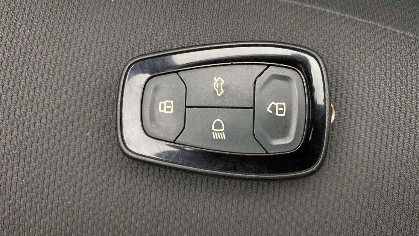 2018 Tata NEXON XZ PLUS PETROL, Petrol, Manual, 79,748 km, Key Close Up