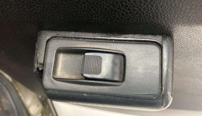 2018 Renault Kwid RXT 1.0 AMT, Petrol, Automatic, 18,295 km, Right rear window switch / handle - Minor damage