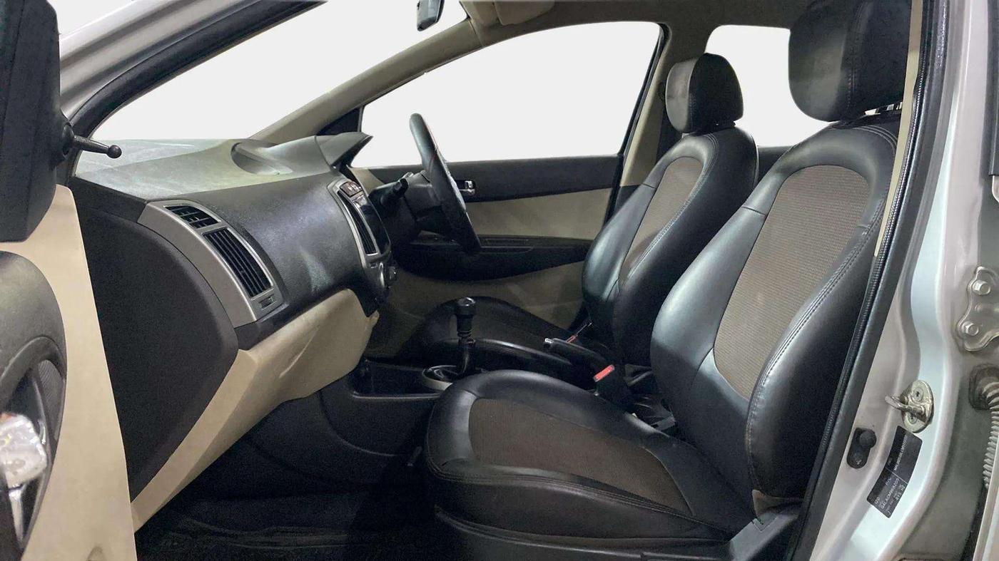 2013 Hyundai i20 MAGNA 1.2, Petrol, Manual, 23,733 km, Right Side Front Door Cabin