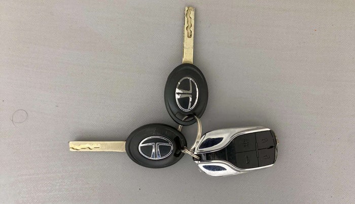 2020 Tata ALTROZ XE PETROL, Petrol, Manual, 12,269 km, Key Close Up