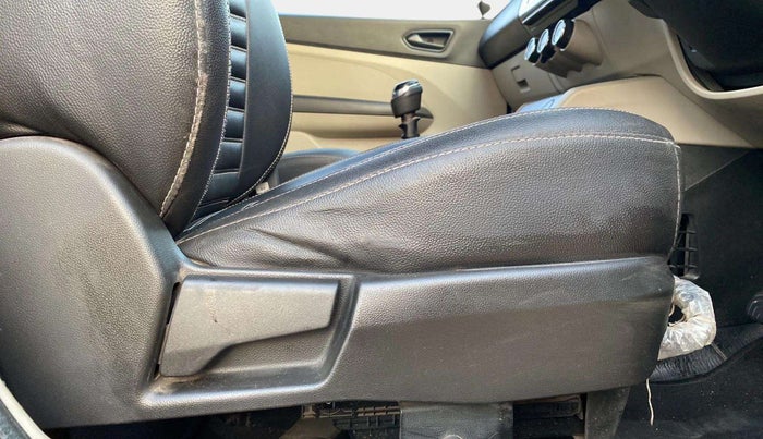 2019 Renault TRIBER RXT, Petrol, Manual, 28,805 km, Driver Side Adjustment Panel