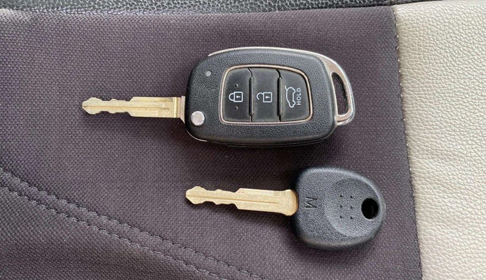 2021 Hyundai VENUE S+ 1.2, Petrol, Manual, 35,538 km, Key Close Up