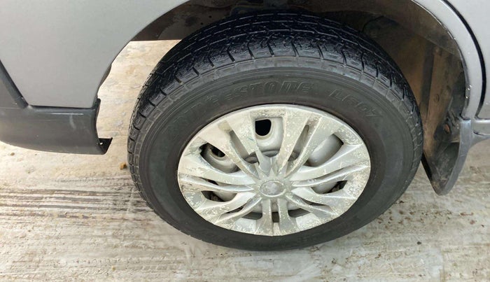 2016 Maruti Eeco 7 STR, Petrol, Manual, 11,476 km, Left front tyre - Minor crack