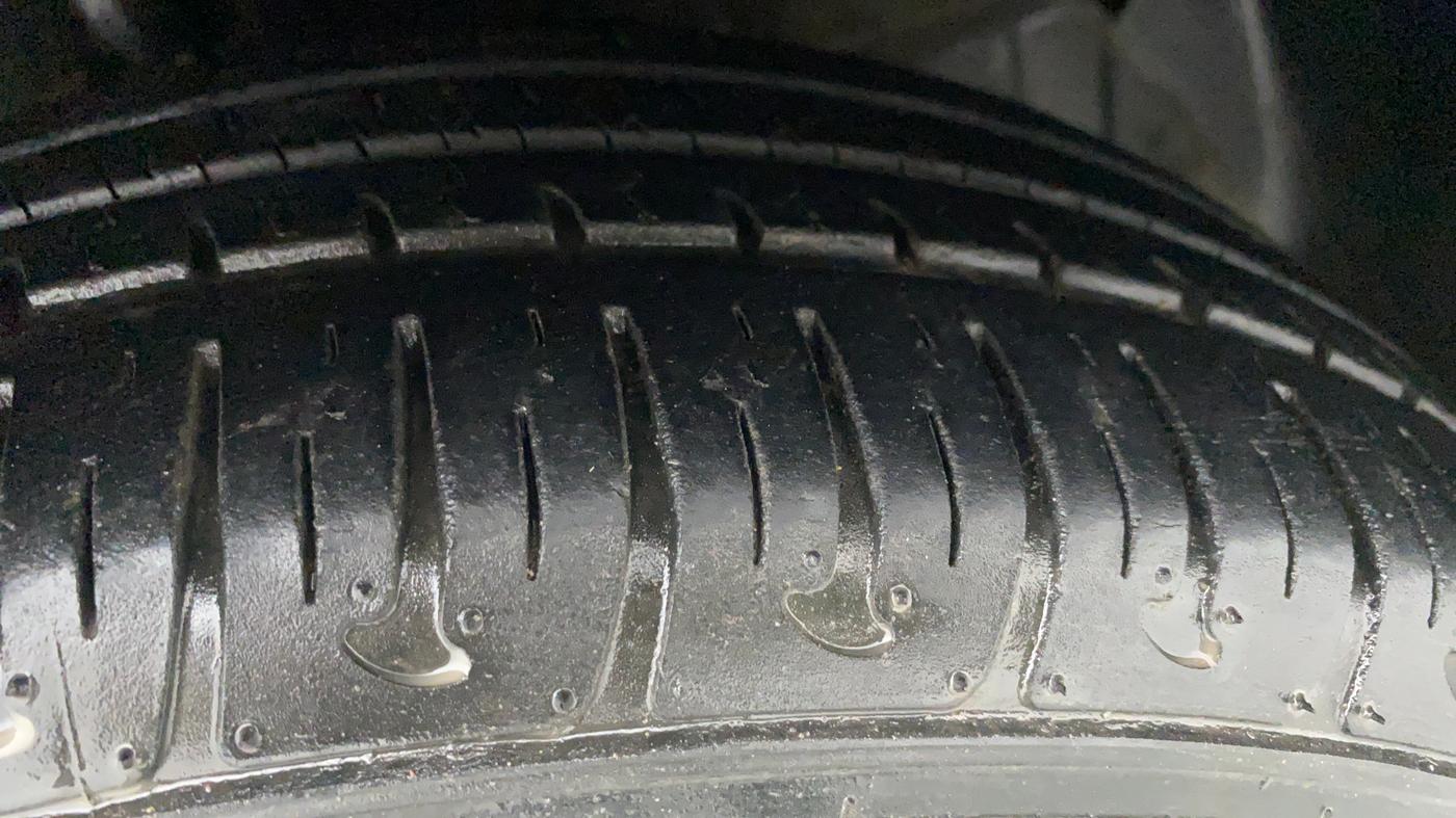 2017 Hyundai Grand i10 MAGNA 1.2 VTVT, Petrol, Manual, 32,963 km, Right Front Tyre Tread