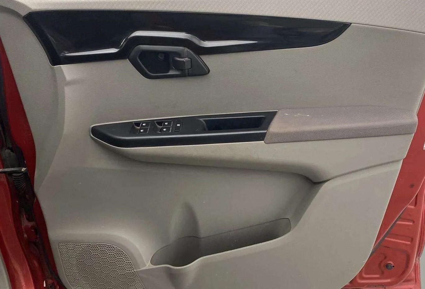 2017 Mahindra Kuv100 K8 6 STR, Petrol, Manual, 49,205 km, Driver Side Door Panels Control