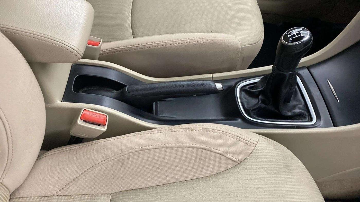 2017 Maruti Ciaz DELTA 1.4 MT PETROL, Petrol, Manual, 74,569 km, Gear Lever