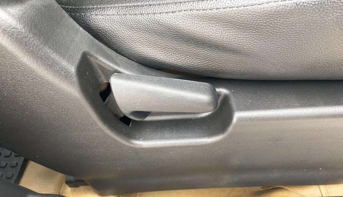 2017 Maruti Wagon R 1.0 VXI, Petrol, Manual, 32,174 km, Driver Side Adjustment Panel