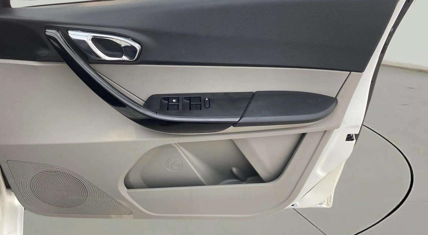 2017 Tata Tiago XZ PETROL, Petrol, Manual, 24,845 km, Driver Side Door Panels Control