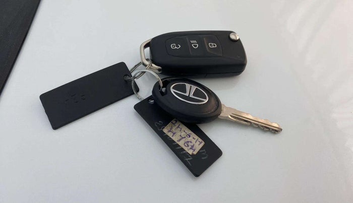 2017 Tata Tiago XZ PETROL, Petrol, Manual, 24,845 km, Key Close Up