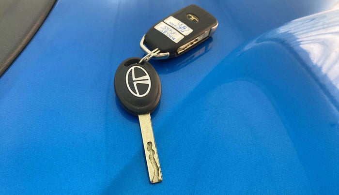 2018 Tata NEXON XM PETROL, Petrol, Manual, 26,770 km, Key Close Up