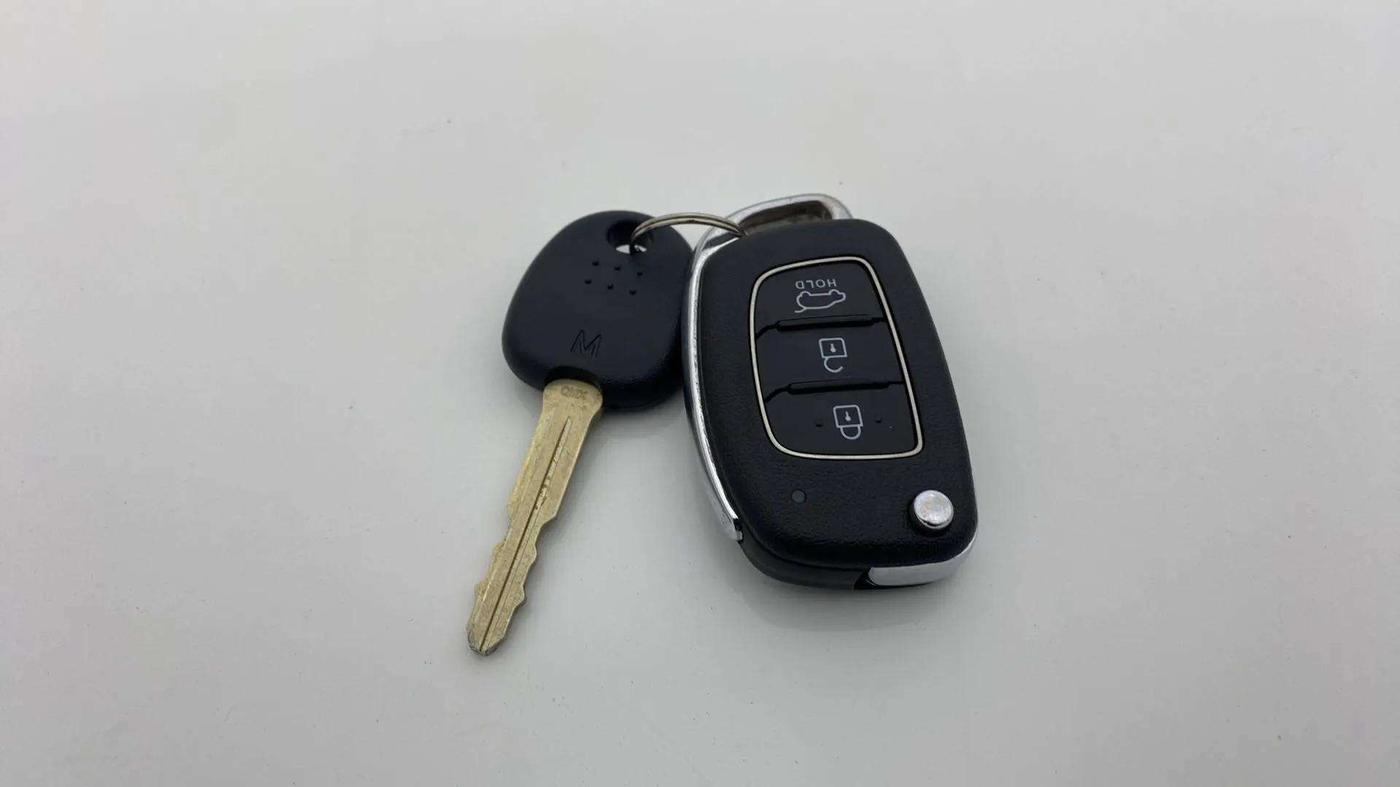 2022 Hyundai VENUE S+ 1.2, Petrol, Manual, 18,132 km, Key Close Up