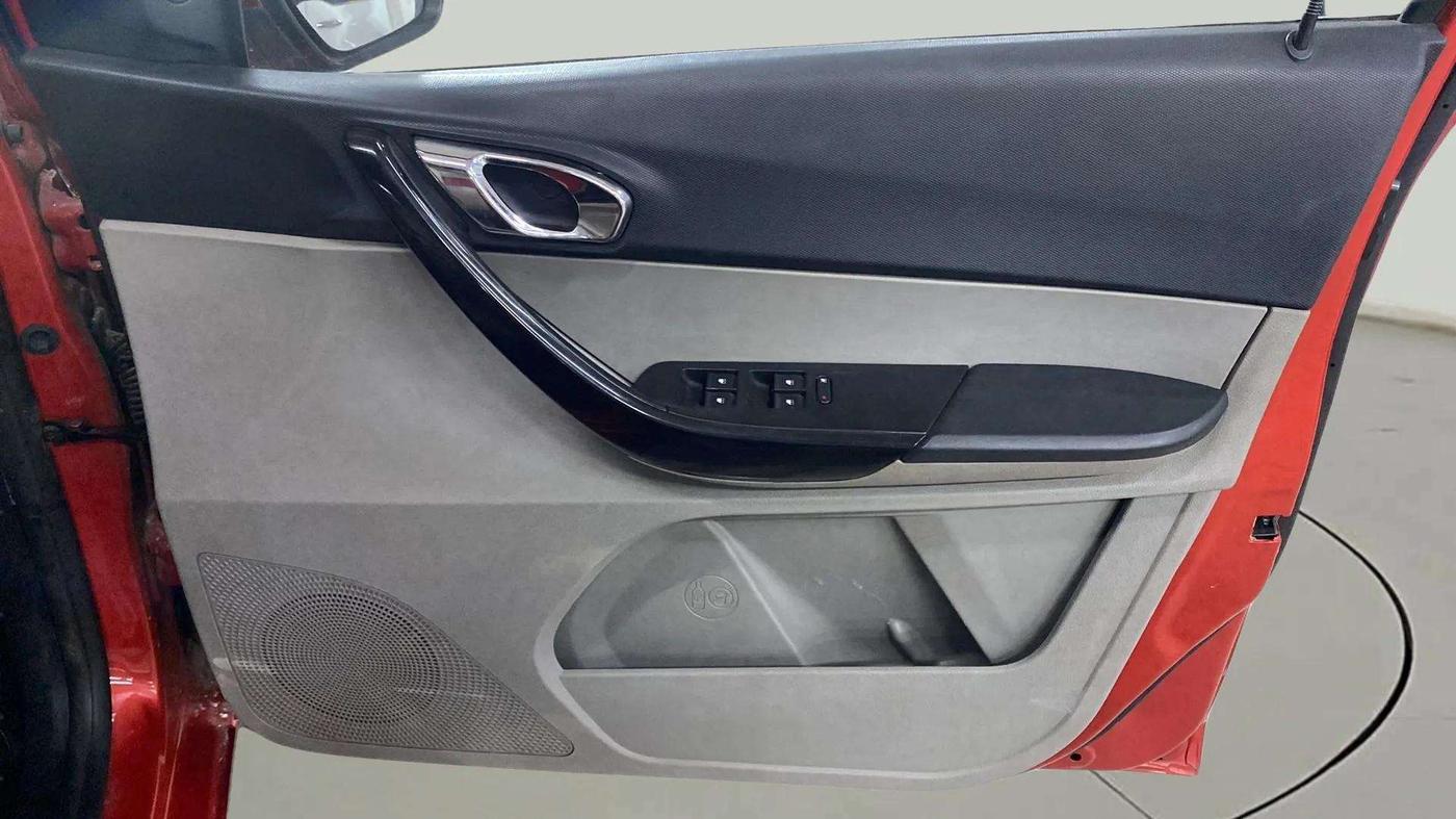 2017 Tata Tiago XZA PETROL, Petrol, Automatic, 71,649 km, Driver Side Door Panels Control