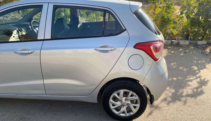 2017 Hyundai Grand i10 SPORTZ 1.1 CRDI, Diesel, Manual, 1,00,131 km, Rear left door - Slightly dented