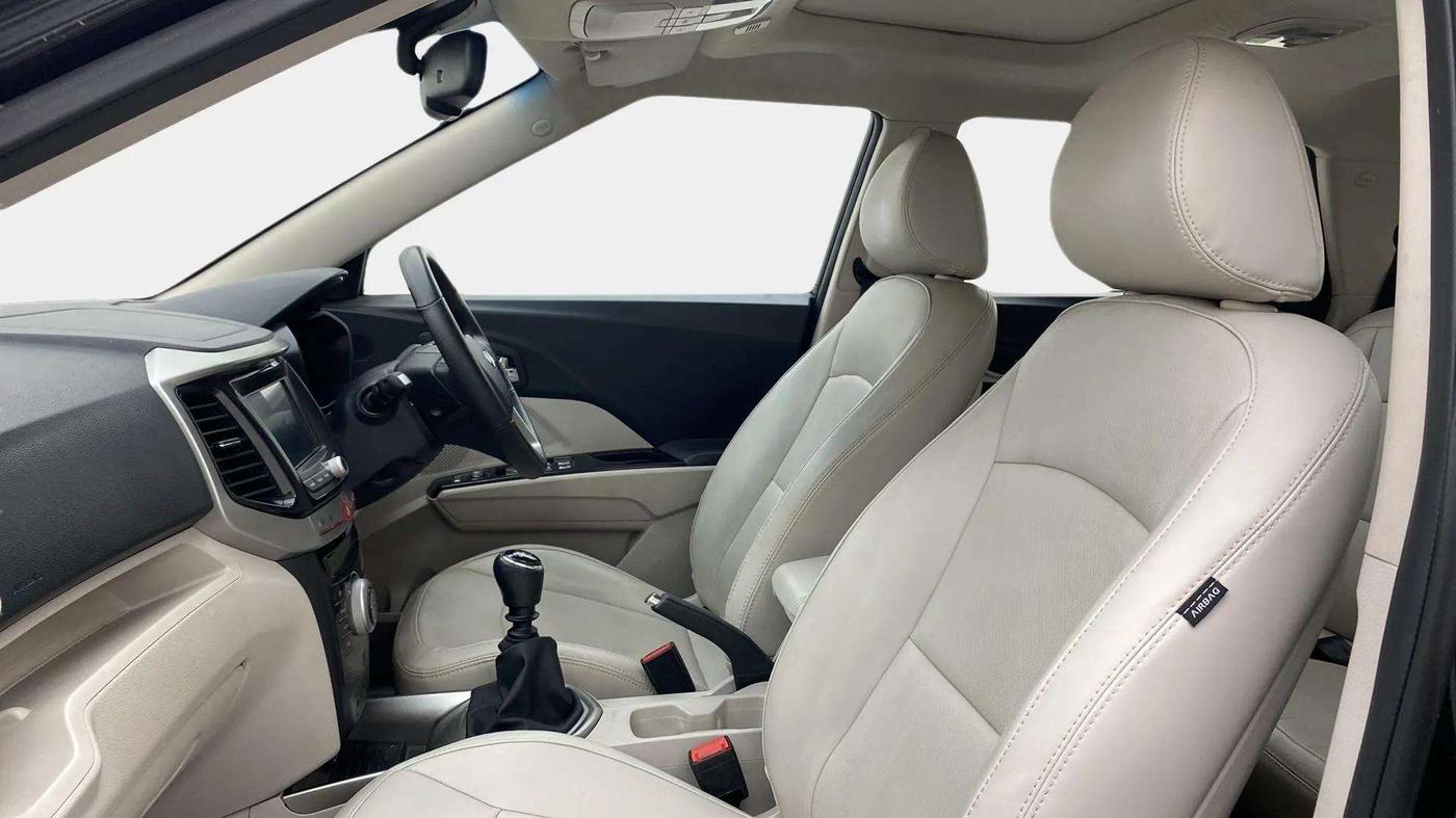 2021 Mahindra XUV300 W8 (O) 1.2 PETROL, Petrol, Manual, 29,918 km, Right Side Front Door Cabin