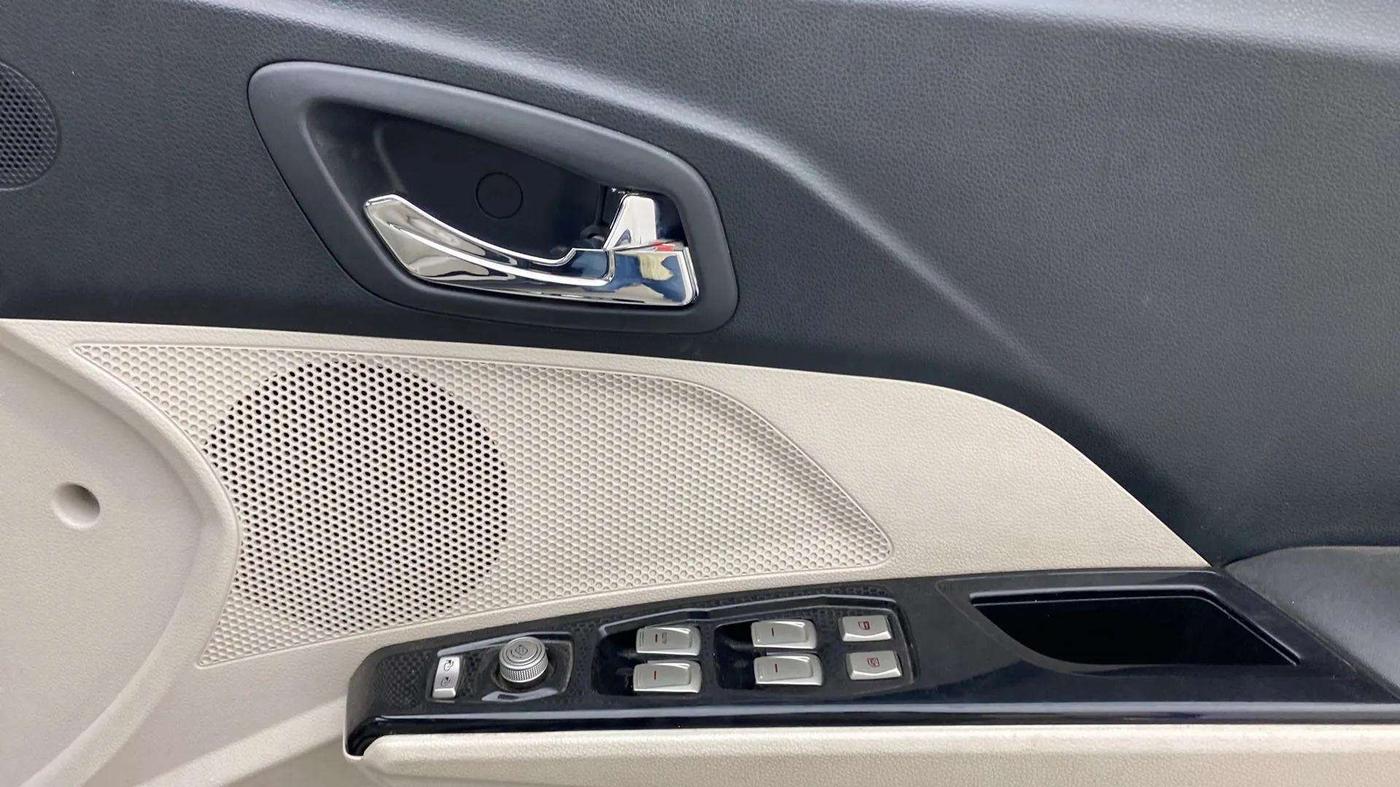 2021 Mahindra XUV300 W8 (O) 1.2 PETROL, Petrol, Manual, 29,918 km, Driver Side Door Panels Control
