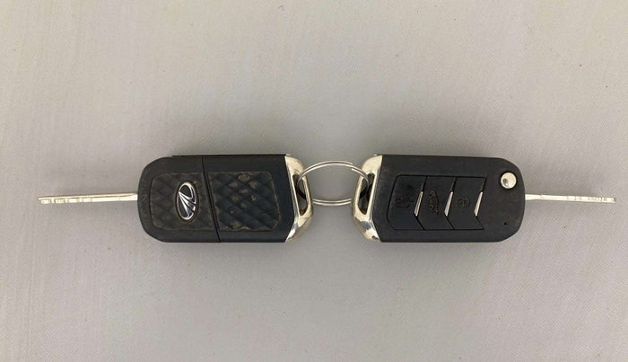 2021 Mahindra XUV300 W8 (O) 1.2 PETROL, Petrol, Manual, 29,918 km, Key Close Up