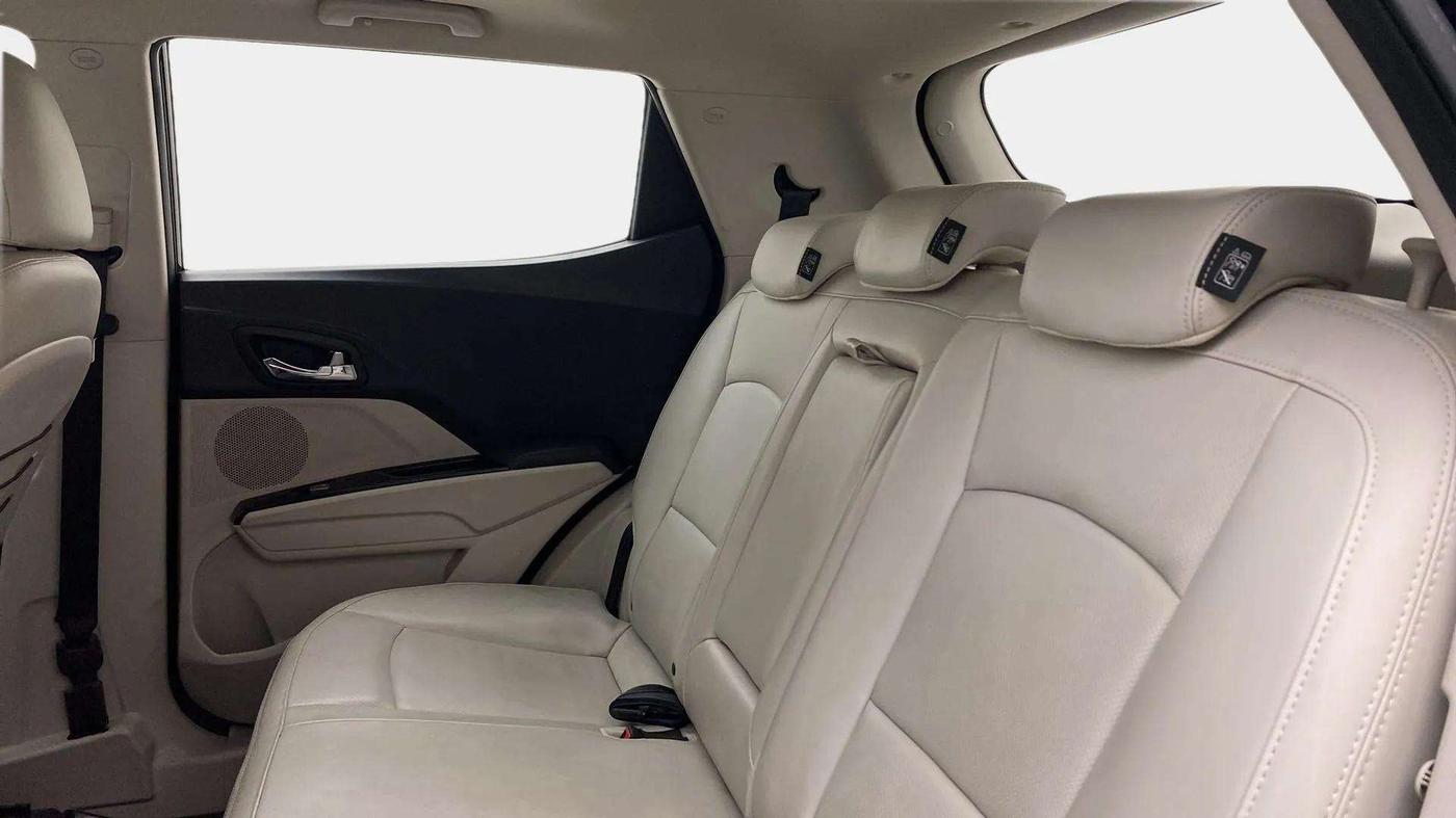 2021 Mahindra XUV300 W8 (O) 1.2 PETROL, Petrol, Manual, 29,918 km, Right Side Rear Door Cabin