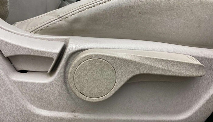 2021 Mahindra XUV300 W8 (O) 1.2 PETROL, Petrol, Manual, 29,918 km, Driver Side Adjustment Panel