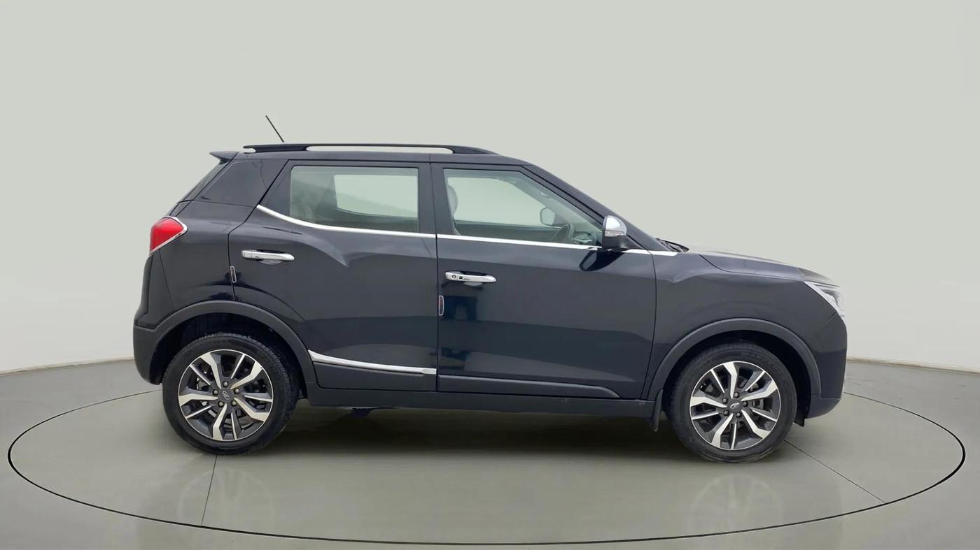 2021 Mahindra XUV300 W8 (O) 1.2 PETROL, Petrol, Manual, 29,918 km, Right Side View