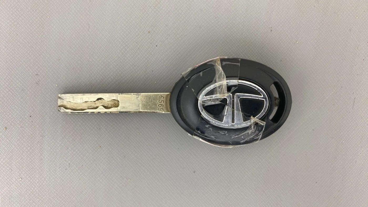 2023 Tata ALTROZ XM PLUS PETROL, Petrol, Manual, 43,303 km, Key Close Up