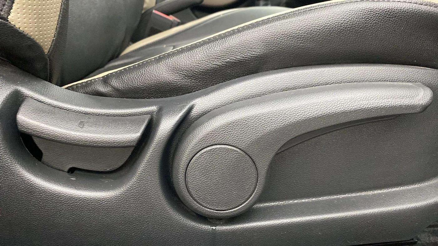 2017 Hyundai Elite i20 ASTA 1.2, Petrol, Manual, 23,306 km, Driver Side Adjustment Panel