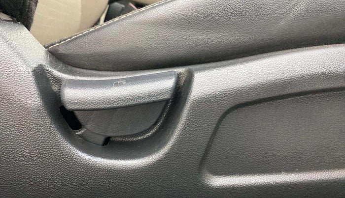 2019 Hyundai Elite i20 MAGNA PLUS 1.2, Petrol, Manual, 43,881 km, Driver Side Adjustment Panel