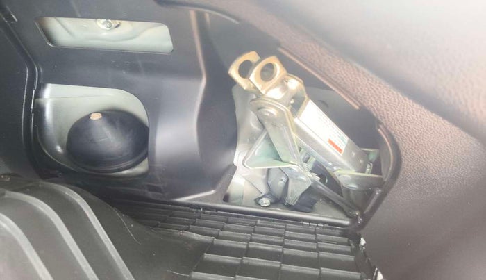2021 Maruti Swift VXI, Petrol, Manual, 16,602 km, Dicky (Boot door) - Tool missing
