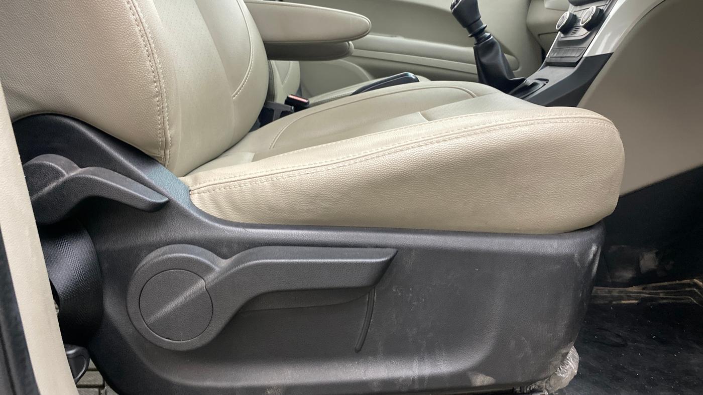 2018 Mahindra MARAZZO M8 7 STR, Diesel, Manual, 30,925 km, Driver Side Adjustment Panel