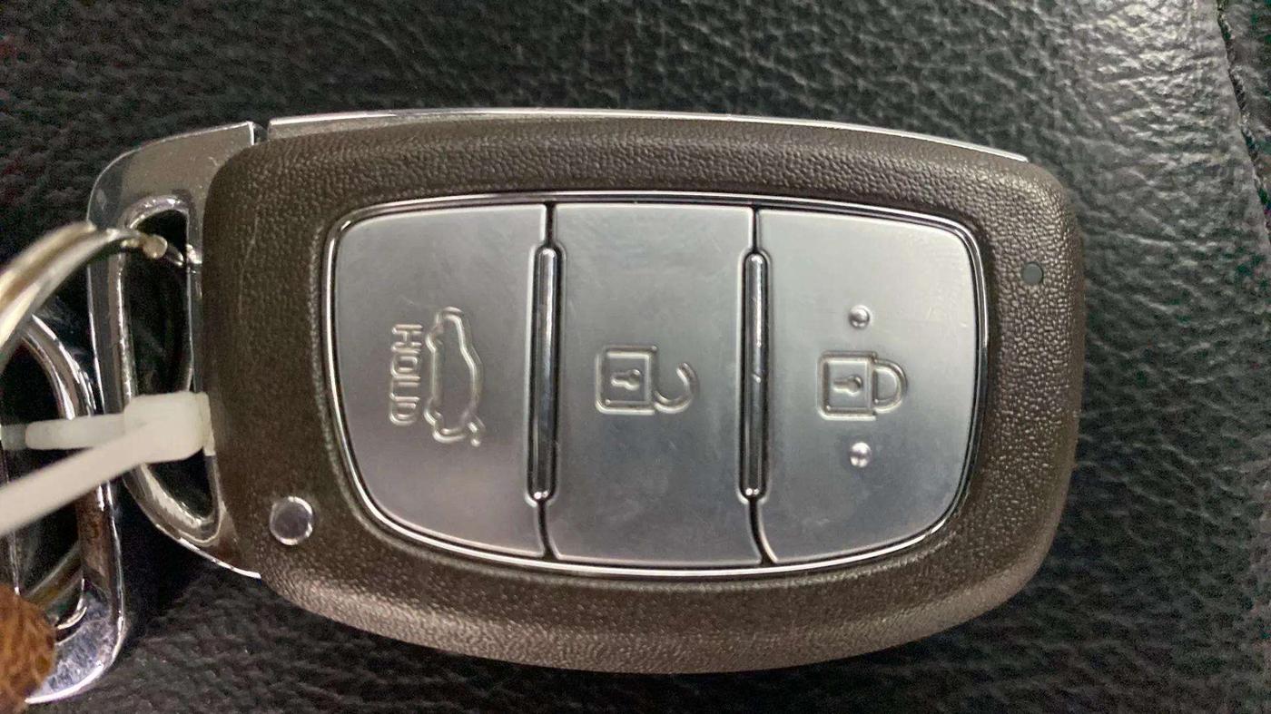 2019 Hyundai Grand i10 ASTA 1.2 KAPPA VTVT, Petrol, Manual, 27,150 km, Key Close Up