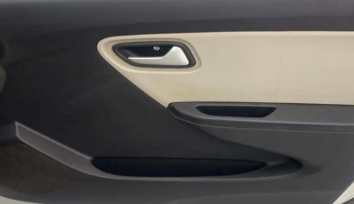 2019 Maruti Alto LXI, CNG, Manual, 90,221 km, Driver Side Door Panels Control