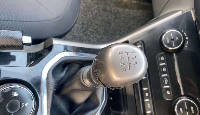 2019 Tata NEXON XZ PLUS DIESEL, Diesel, Manual, 95,209 km, Gear lever - Knob cover torn