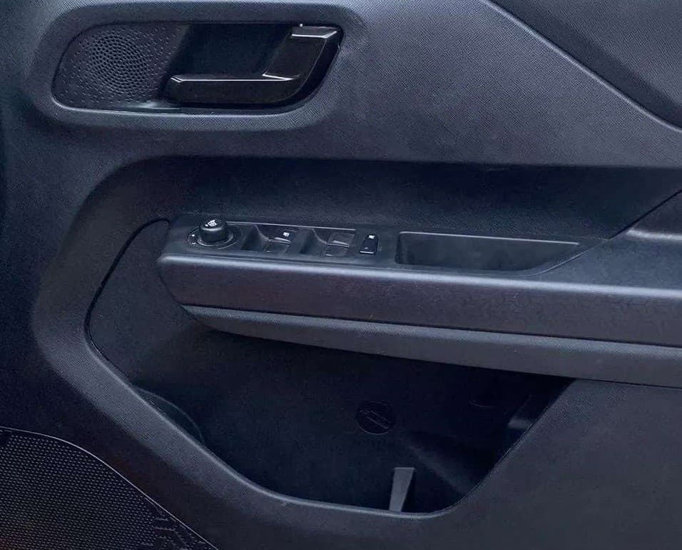2022 Tata PUNCH ADVENTURE AMT, Petrol, Automatic, 14,944 km, Driver Side Door Panels Control