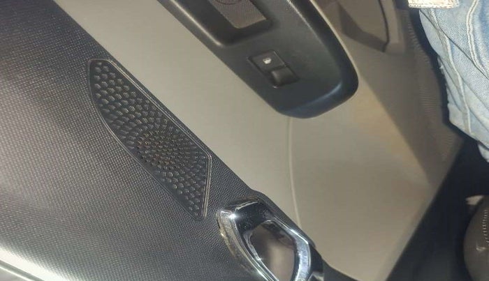 2017 Tata Tiago XZ PETROL, Petrol, Manual, 25,536 km, Right rear window switch / handle - Switch/handle not functional