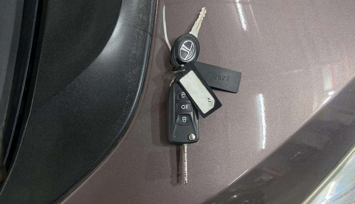 2017 Tata Tiago XZ PETROL, Petrol, Manual, 25,536 km, Key Close Up