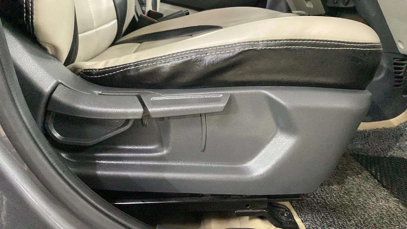 2020 Hyundai AURA S 1.2 CNG, CNG, Manual, 78,245 km, Driver Side Adjustment Panel