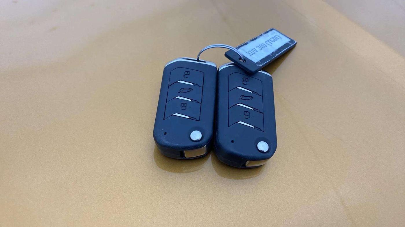 2022 Mahindra XUV300 W8(O) 1.2 PETROL DUAL TONE, Petrol, Manual, 11,812 km, Key Close Up
